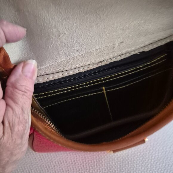 Dooney and Bourque crossbody leather bag. - Picture 5 of 8